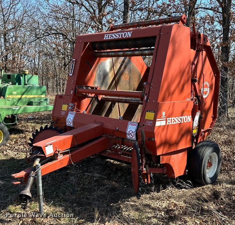Hesston  5585 round baler - OM9900