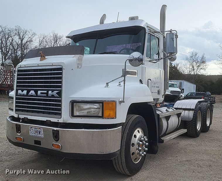 1999 Mack  CH600 semi truck - DO4840