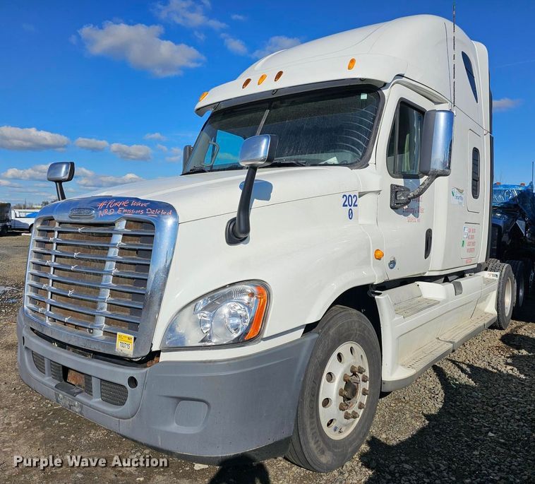 2013 Freightliner  Cascadia semi truck - DU2500