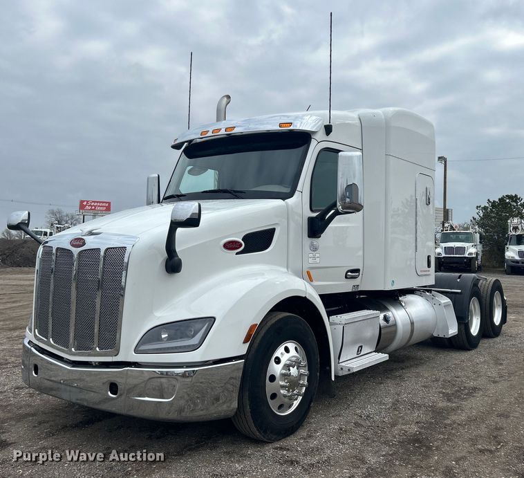 2019 Peterbilt  579 semi truck - EG1268