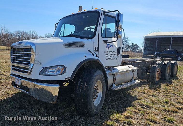 2005 Freightliner Business Class M2 truck cab and chassis - EJ5915