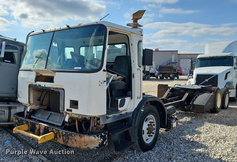 2009 Autocar Xpeditor truck cab and chassis - EJ6033