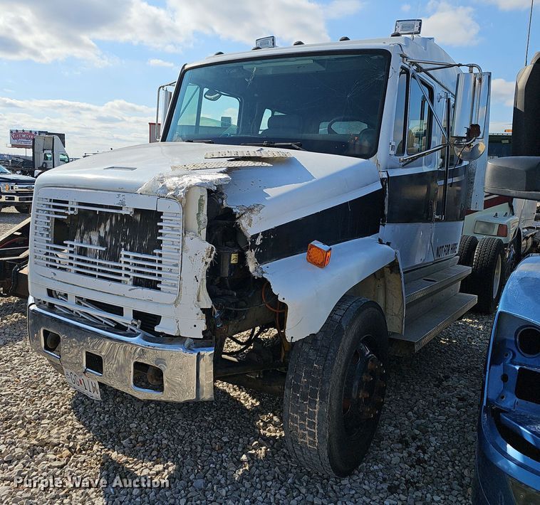 2001 Freightliner  FL60 truck cab and chassis - EJ6034