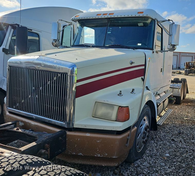 1994 White GMC Integral Sleeper  semi truck - EJ6036