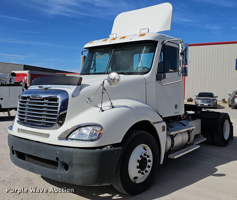 2009 Freightliner  Columbia  semi truck - EJ6039