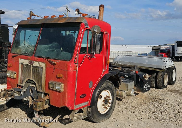 2007 Peterbilt  320 truck cab and chassis - EJ6043