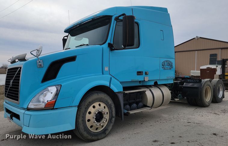 2011 Volvo VNL semi truck - LD9117