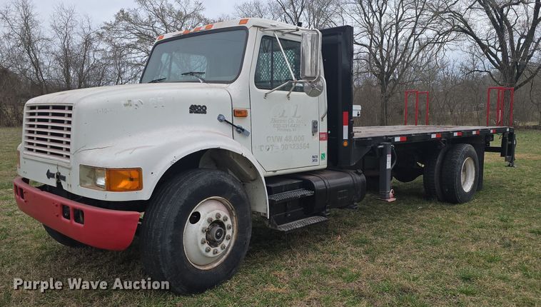 1997 International 4900  flatbed truck - LD9123