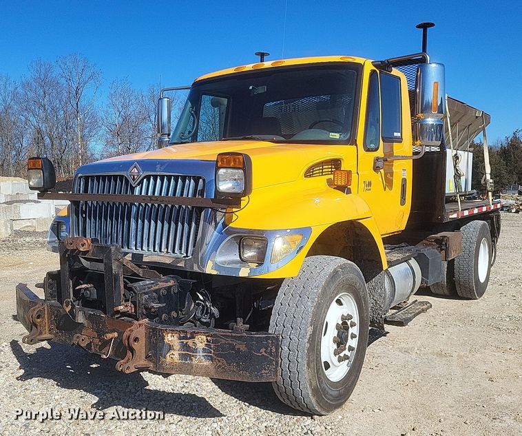 2006 International 7400 flatbed truck - MI9962