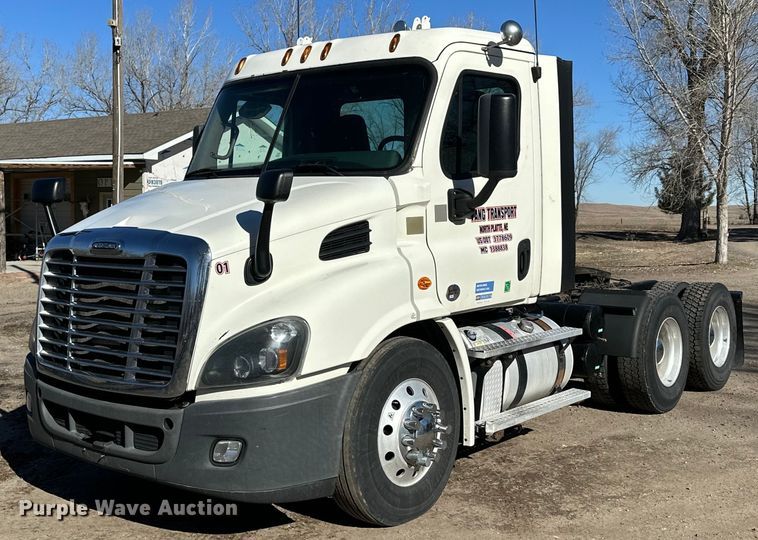 2016 Freightliner  Cascadia semi truck - NJ9388