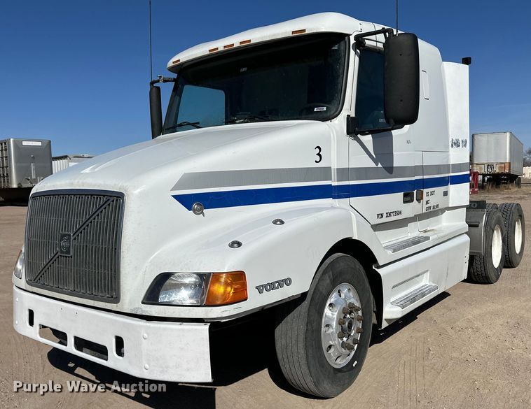 1999 Volvo semi truck - OA9687