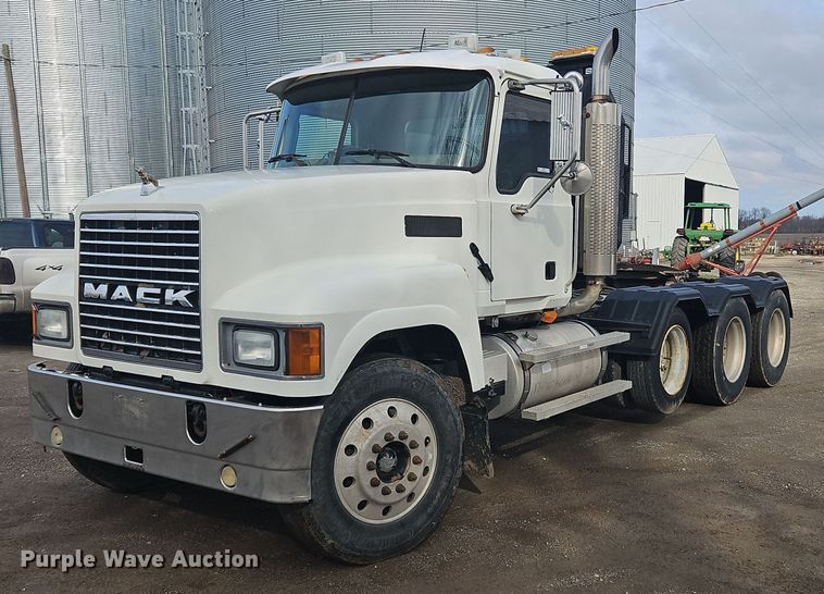 2005 Mack CHN613 semi truck - OK9815