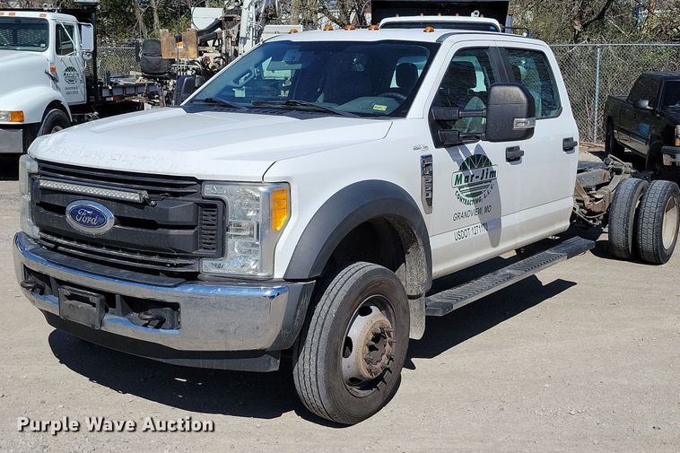 2017 Ford F550 Super Duty XL Crew Cab truck cab and chassis - DK4192