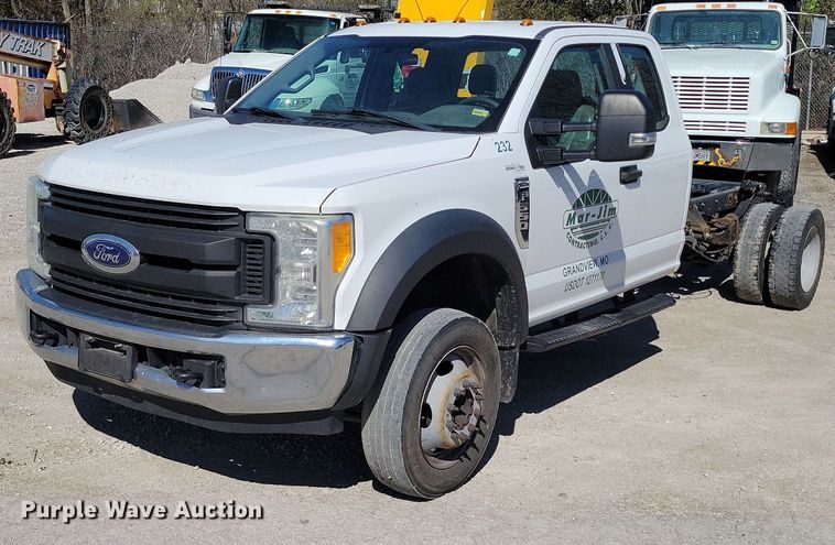 2017 Ford F550 Super Duty XL SuperCab truck cab and chassis - DK4193