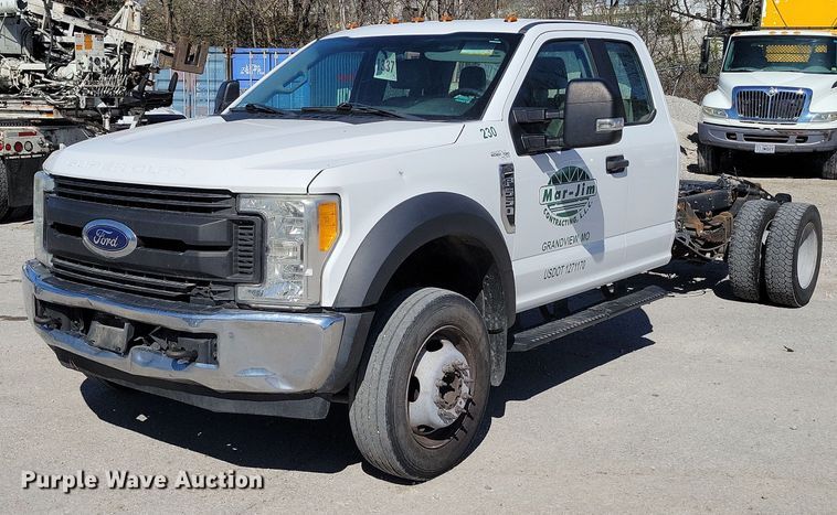 2017 Ford F550 Super Duty XL SuperCab truck cab and chassis - DK4194