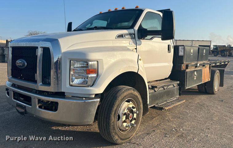 2017 Ford F650 flatbed truck - DO1006