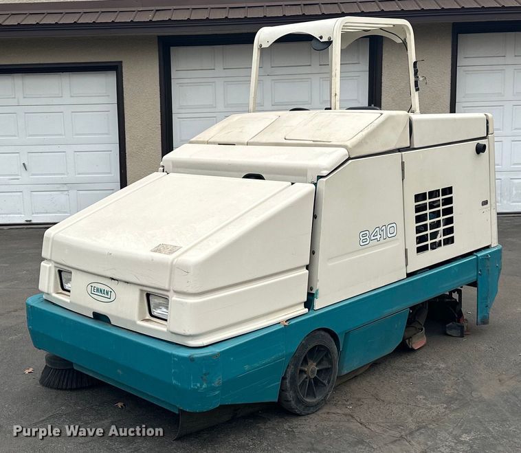 Tennant  8410 sweeper/scrubber - DO3393