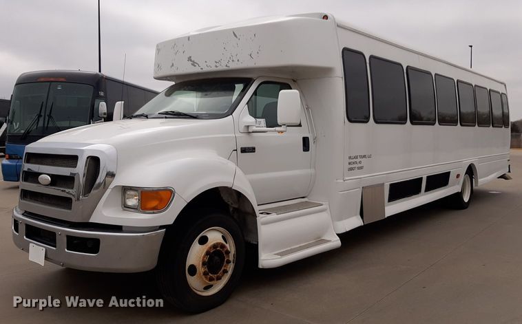 2009 Ford F650 Super Duty shuttle bus - DP2704