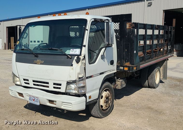 2007 Chevrolet  W5500 flatbed truck - DS7328