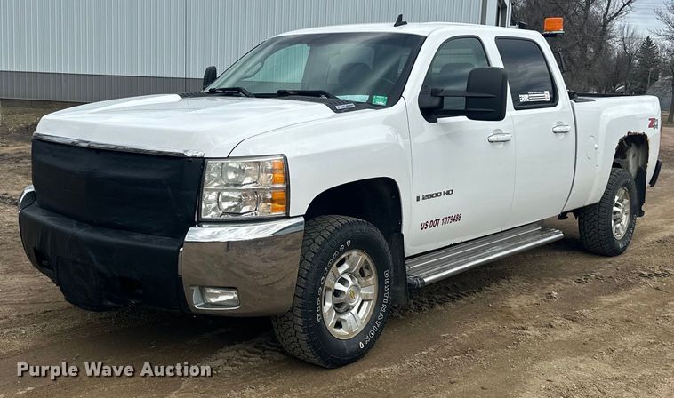 2008 Chevrolet  Silverado 2500HD Crew Cab pickup truck - LO9498
