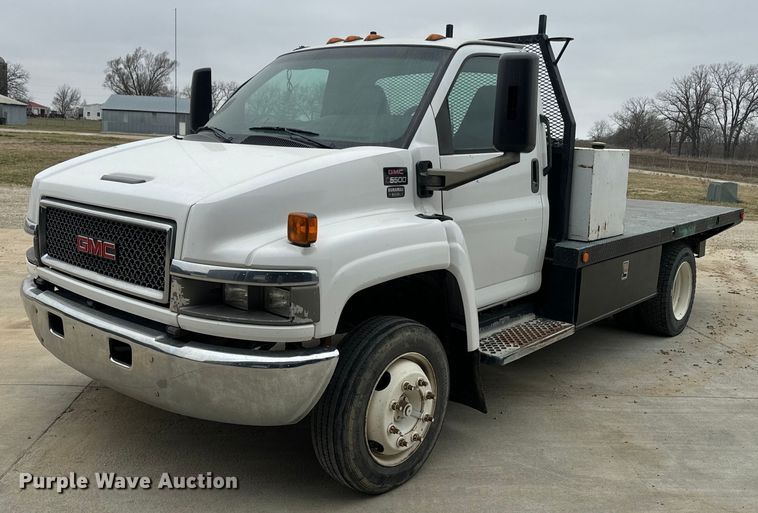 2006 GMC C5500 flatbed truck - NF9482