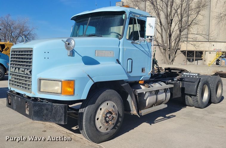 1994 Mack CH613 semi truck - DG0424