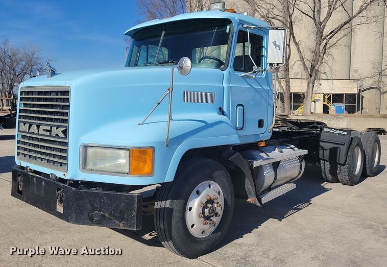 1994 Mack CH613 semi truck - DG0425