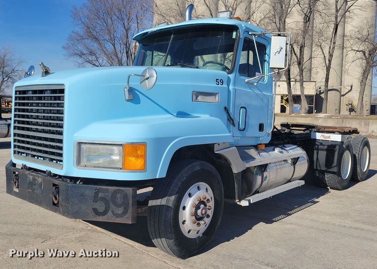 1993 Mack CL713 semi truck - DG0427