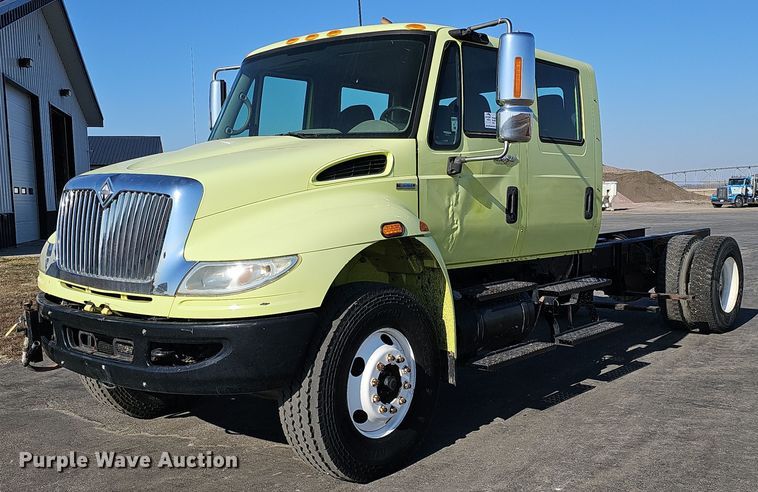 2008 International  DuraStar 4400 truck cab and chassis - DK0674
