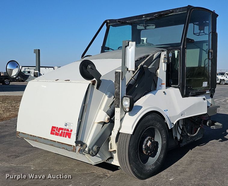 2012 Elgin Pelican Series NP sweeper - DK0675