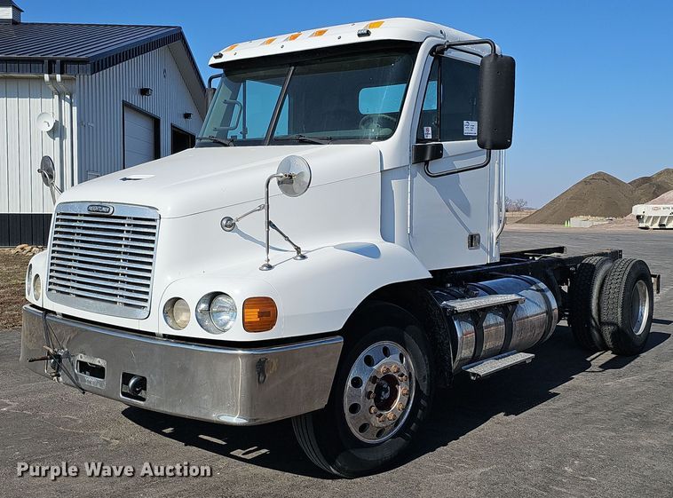 2000 Freightliner FLC112 truck cab and chassis - DK0696