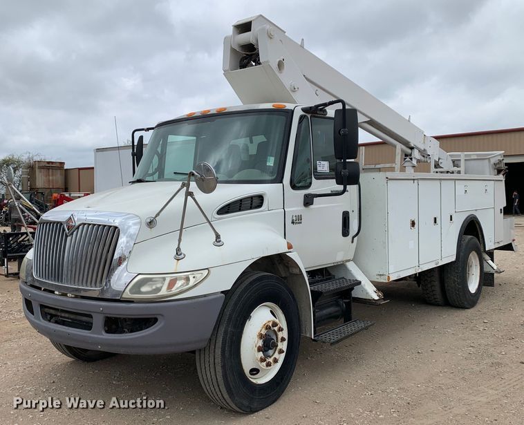 2007 International 4300 bucket truck - DM7776