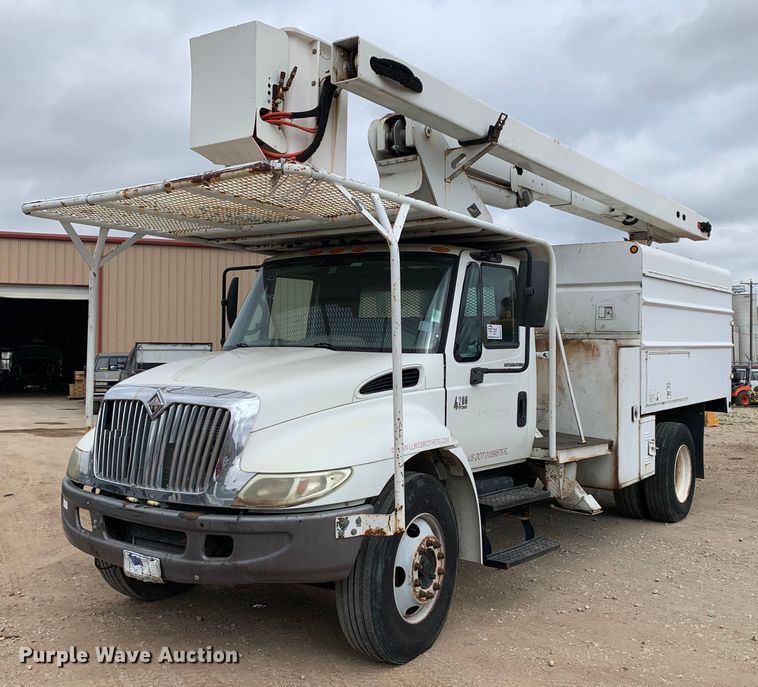 2003 International 4200 forestry bucket truck - DM7777