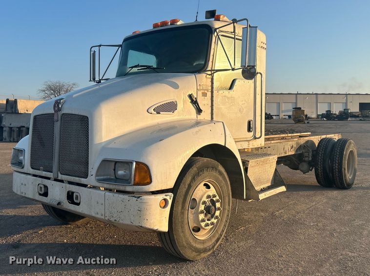 2005 Kenworth T300 truck cab and chassis - DO1007