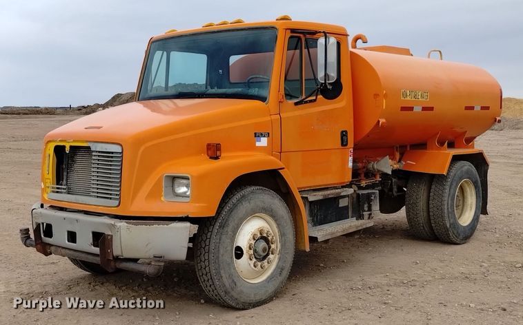 1999 Freightliner FL70 water truck - DQ6008