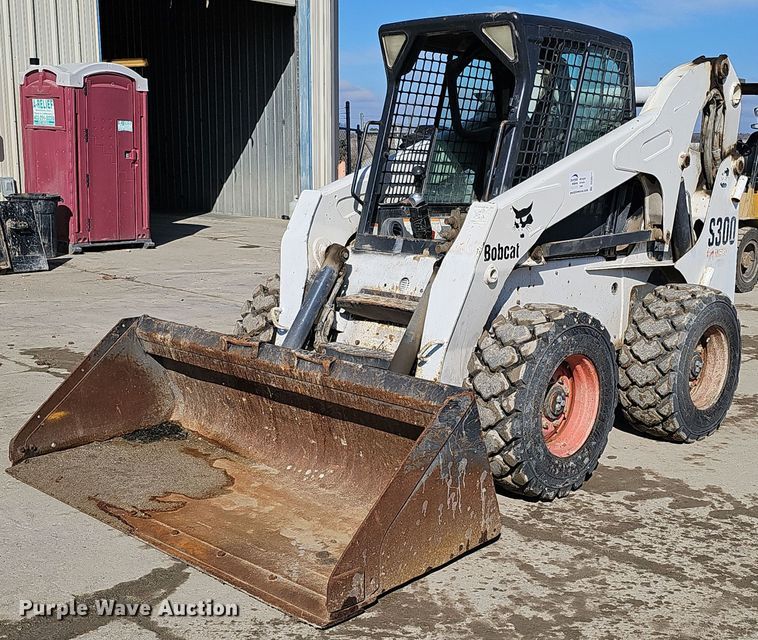 2004 Bobcat S300 skid steer loader - DQ8577