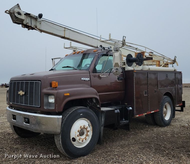 1996 Chevrolet  Kodiak pulling truck - LC9866