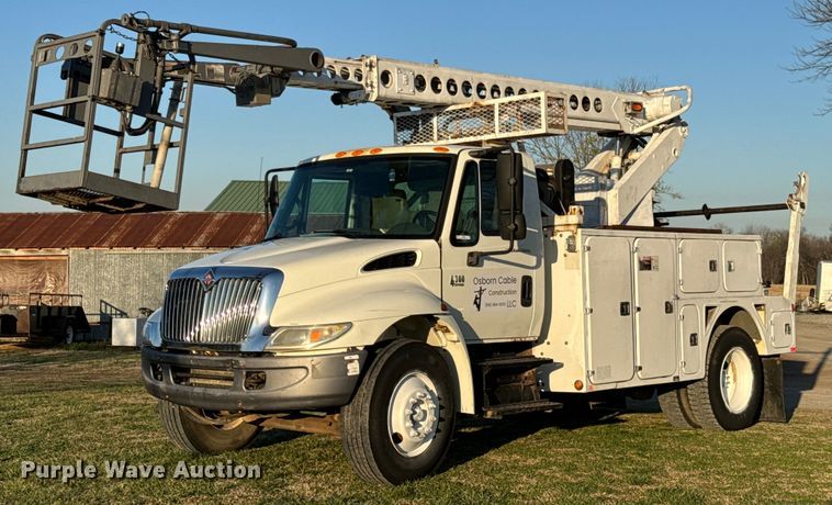 2006 International   4300 bucket truck - ND9053