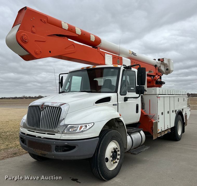 2011 International 4400 bucket truck - OA9640