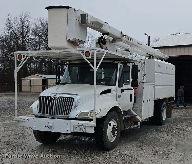 2005 International  4300 forestry bucket truck - OK9817