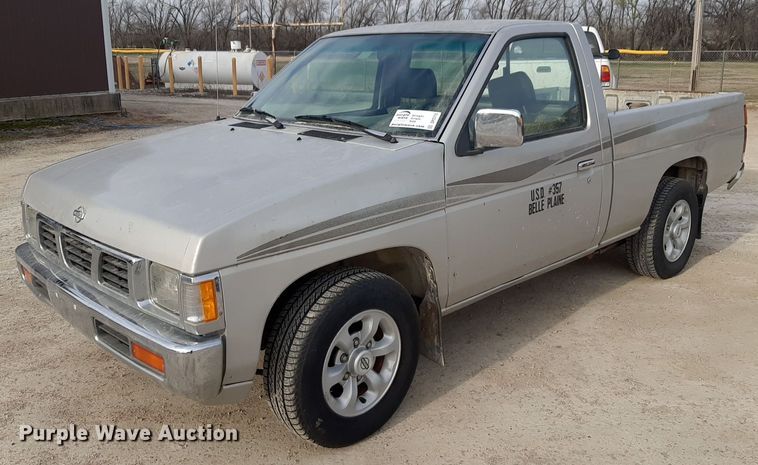1997 Nissan pickup truck - DP2715