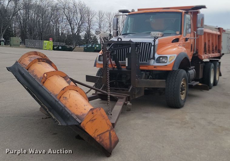 2005 International  7600 dump truck - DP3414