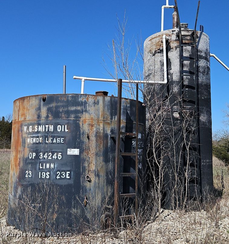 (2) oil tanks - DR8557