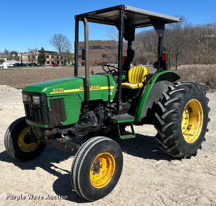 2003 John Deere 5220 tractor - EK4212