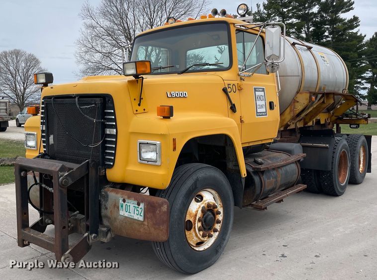 1995 Ford  LT9000 tank truck - LW9027