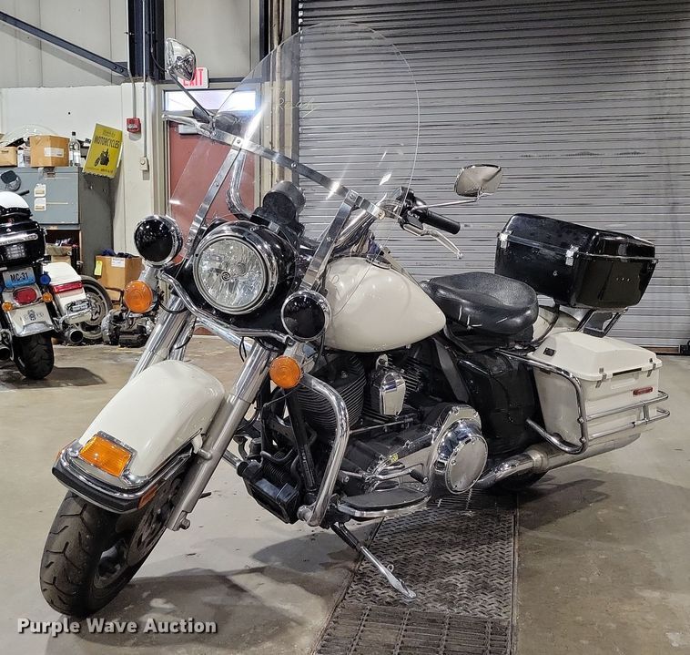 2013 Harley Davidson Road King Police motorcycle - MQ9722