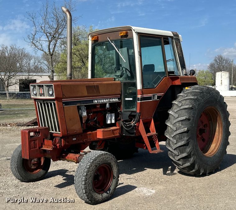 1981 International 1086 tractor - ND9081