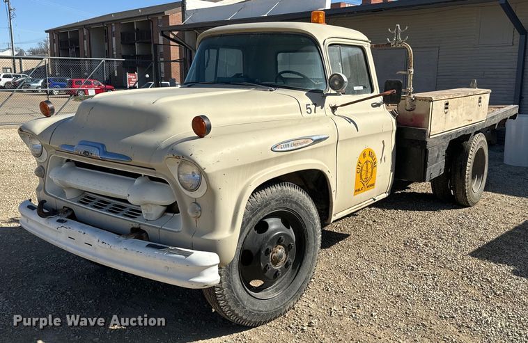 1957 Chevrolet  6400 winch truck - NF9502