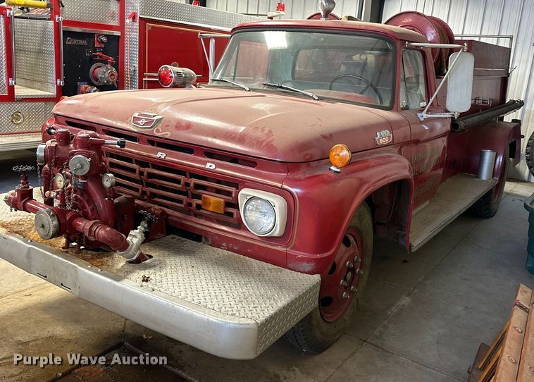 1964 Ford 600 pumper fire truck - NJ9445