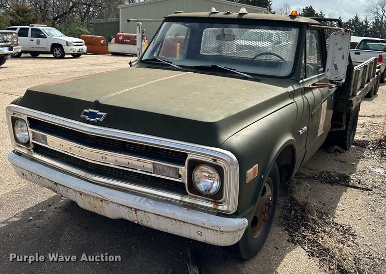 1970 Chevrolet C30 flatbed pickup truck - NT9066